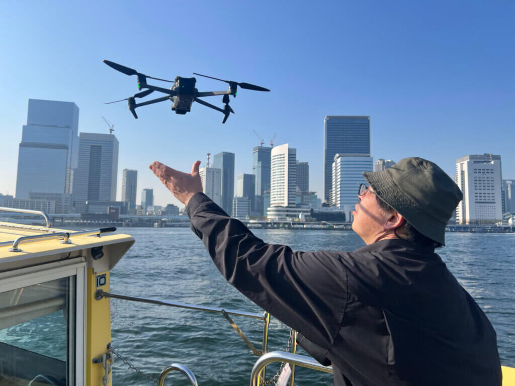 ドローンをハンドキャッチする画像